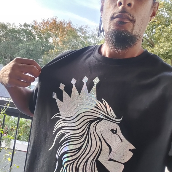 📸 Holographic Crowned Lion T-shirt - Picture 14 of 17